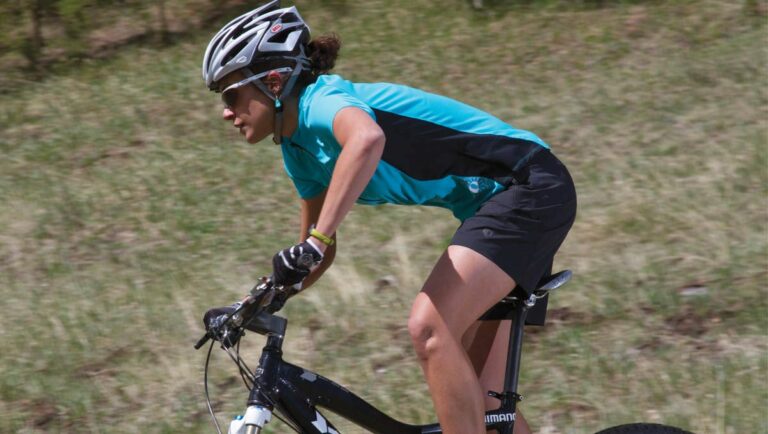 10 piezas de ropa de bicicleta de montaña esencial para principiantes